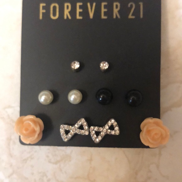 COPY - FREE with any purchase 🌸NEW Forever 21 mix… - Picture 2 of 3